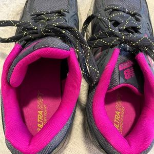 New Balance tennis shoes